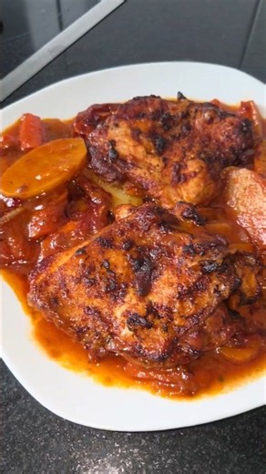 Hähnchenoberschenkel mit Gemüse im Ofen mit einer Tomaten Rotwein Sauce #chicken