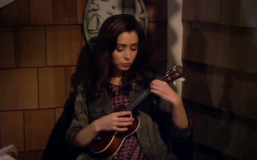 美剧《老爸老妈的浪漫史》/《How I Met Your Mother》-老妈尤克里里弹唱《La Vie En Rose/玫瑰人生》英文版1080P超清版