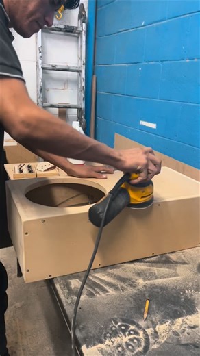 Aquí está el resultado de este subwoofer Pioneer Champion Series de 12 pulgadas que acabamos de montar en su caja a medida. En CarToys, no solo armamos cajones, ¡diseñamos la base perfecta para un bajo profundo y contundente! ¿Buscas calidad de sonido que se note? ¡Nosotros la construimos! 🛠️ #Subwoofer #CarAudio #Instalacion #Bajo #CalidadDeSonido #cartoys | Cartoys