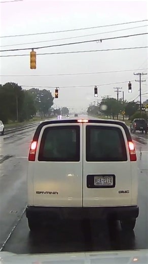 Black jeep turns holds up traffic and makes turn from thru lane