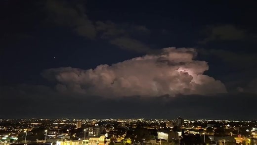 ⛈️ TEMPORAL: chuva intensa atinge o litoral do Paraná na noite deste domingo A noite deste domingo foi marcada por chuva forte e de curta duração em diversas cidades do litoral do Paraná. Segundo dados do Sistema de Tecnologia e Monitoramento Ambiental do Paraná (Simepar), os volumes foram elevados em curtos intervalos de tempo, principalmente em períodos de apenas 15 minutos, aumentando o risco de alagamentos pontuais. Confira os volumes registrados por cidade: Antonina (APPA): 25,2 mm, sendo 1