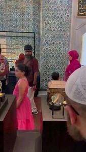 Shaykh Muhammad Al Ninowy visits the chamber of relics at Topkapi Palace in Istanbul, and shares some words on the display of the honorable hair of RasulAllah ﷺ | Muhammad bin Yahya al-Husayni al-Ninowy الشيخ د. محمد النينوي