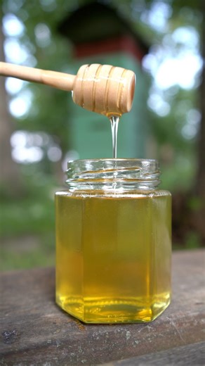 A honey dipper actually has a purpose. The grooves hold the honey as you spin it, and when you stop, it drizzles down #honey #honeydipper #beekeeper #beekeeping #honeyharvest | Bowser Bee