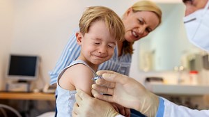 Vaccination des enfants contre le coronavirus : quelles différences entre le vaccin pédiatrique et celui pour adultes ? - RTBF Actus