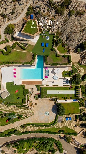 💎Ultra-Luxury Mansion In Porto Cervo Sardinia This ultra-luxury estate is for sale in Porto Cervo, where Costa Smeralda meets Baja Sardinia, offering a stunning view of the La Maddalena Archipelago. This huge mansion blends traditional local architecture with nature and with a contemporary luxurious style. The estate boasts impressive features, including a fitness area, a jogging trail usable by electric cars, a helipad, and a climbing wall for free climbing. www.lionard.com ▻ REF. 7682 . . . .