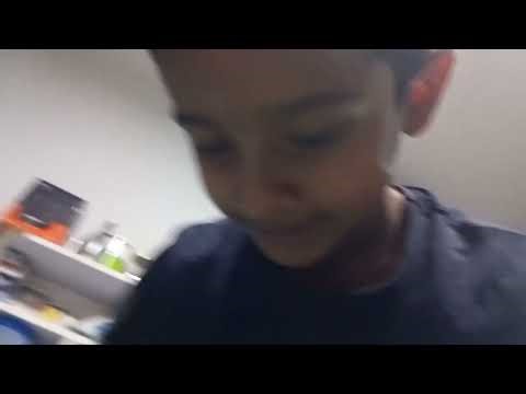 UN BOXING A LAPTOP COMPUTER