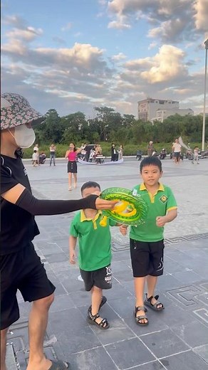 Fly a kite really high with a beautiful blue reel..#layangan #patang #kiteflying #layang-layang #...