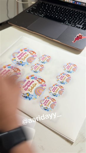 Calcomanías personalizadas en venta $6 por hoja, envío a todo USA 🇺🇸 . Quien dijo yo? 🤭 #calcomaniaspersonalizadas #asubvinylstickerpaper #customstickers #stickerspersonalizados #stickerpaper