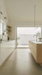 När ett hem byggs av sin ägare bär varje beslut med sig en avsikt. Här, på ett öppet fält utanför Malmö, står ett nybyggt hus där hantverk och vision möts – en plats skapad av människor som verkligen förstår vad det innebär att bygga utan kompromisser. Minimalistisk i formen men varm i känslan, arkitekturen utvecklas i mjuka naturliga toner och rena linjer. Panoramafönster översvämmar utrymmet med ljus och löser upp gränsen mellan insida och utsida. Resultatet är ett hem som känns både jordat oc