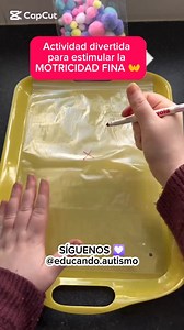 🌈Actividad divertida para trabajar con tu niño neurodivergente 🧠🧡♾️ 🔹¿Qué necesitamos? ✅Bolsa transparente. ✅Pompones de colores. ✅Cinta adhesiva. ✅Bandeja o base. 🔹La actividad consiste en que el niño debe sacar por el orificio los pompones, puedes pedirle que los retire segun el color, tamaño o por cantidades 🙌 💫Es una manera divertida de estimular la creatividad y el aprendizaje 🤯🧠 🔹Beneficios: ✅ Desarrolla habilidades cognitivas como atención y concentración🧠. ✅ Motricidad fina👐.