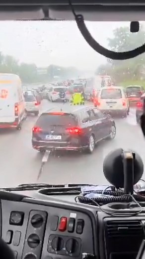 176K views · 646 reactions | Ein deutsches Paar stirbt nach einem Unfall auf einer Autobahn in Österreich. Denn die Rettungsgasse ist dicht und die Einsatzkräfte schaffen es so nicht, den Fahrer und seine Frau rechtzeitig zu retten. Die Feuerwehr sieht sich gezwungen, das Video aus dem Fahrerhaus zu veröffentlichen. #notfall #gefahr #rettungsdienst #autobahn | WELT | Facebook