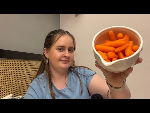ASMR // eating crunchy carrots