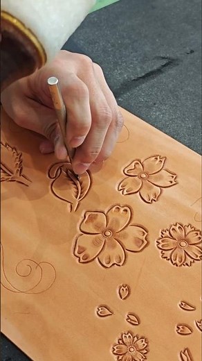 桜の葉に、丁寧に葉脈を刻印していきます🌸🌿 #レザークラフト #サムライクラフト #leathercraft #samuraicraft #桜