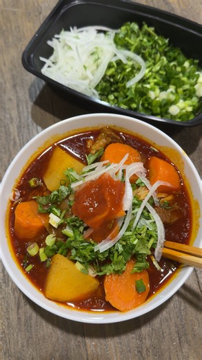 Christy Nguyen on Instagram: "Bo Kho - Vietnamese Beef Stew Recipe I used @alissanguyen_ recipe and modified it slightly to my preference. Ingredients: Beef Marinade: 4 lbs of chuck roast / stew meat 3 tbsp minced garlic 1 tbsp chicken bouillon ½ tbsp salt 3 tbsp fish sauce 3 tbsp hoisin sauce 1 oz bo kho seasoning (1/2 bag of gia vi nau bo kho) Instant Pot: 3 tbsp minced garlic 1 oz bo kho spice (1/2 bag of gia vi nau bo kho) 1/3 cup ketchup 2 tbsp hoisin sauce or brown sugar 2 stalks of lemong