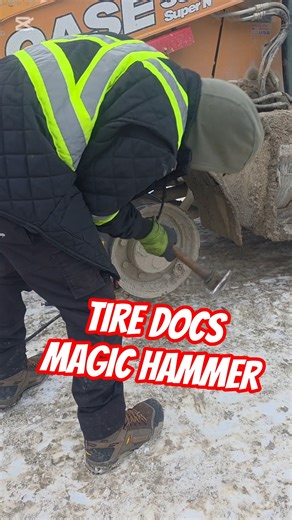 had to borrow @TheTireDoctor magic hammer #mobiletire #commercialtires #otr #tireman #shorts