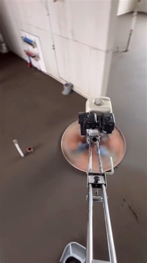 Comment rendre une chape lisse ? #btp #chape #lisse #machine #astuces #france 🥨🇫🇷 | Blog-turquoise67