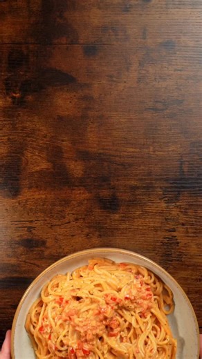 Easy Red Creamy Sauce Pasta 🍝 This super easy pasta is almost a one-pan recipe. Just add all the ingredients to the pan and mix. It’s honestly one of the simplest sauces I’ve made, and it definitely deserves a spot in your saved recipes. What you need: - 200 g red bell pepper - 1 onion - 2 cloves of garlic - 200 ml 12% cream - 1 teaspoon tomato paste - cooked spaghetti - salt and dried basil #pasta #food #recipe #tasty #foodie | Alex Cooks Here