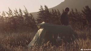 La tente Quechua, symbole d'une époque entre loisirs et précarité - RTBF Actus