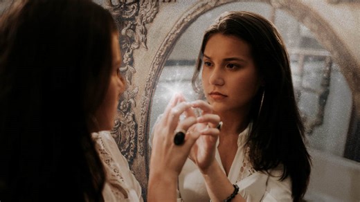 Psychologist Reveals 5 Ways To Stop Obsessing About Yourself (Because It's Not A Good Look)