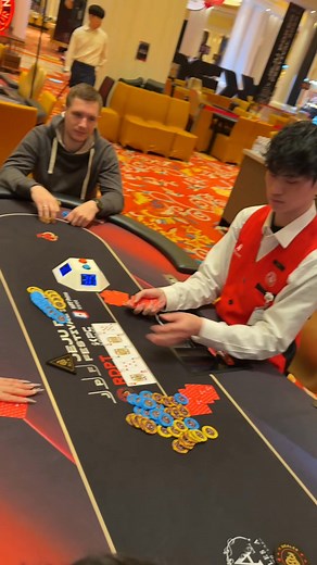 Out rồi anh em ơi! Mọi người nhận xét thế nào về hand này??? Blind 20/40/40k UTG open 2BB BU call 2BB Gemmy ~8BB all in UTG call, BU call Flop Js5dQh UTG bet 10BB, BU call Turn Kh UTG check, BU bet 350k, UTG call River 8d UTG check, BU all in Với… xem tới cuối video nhớ | Gemmyy Tuệ An