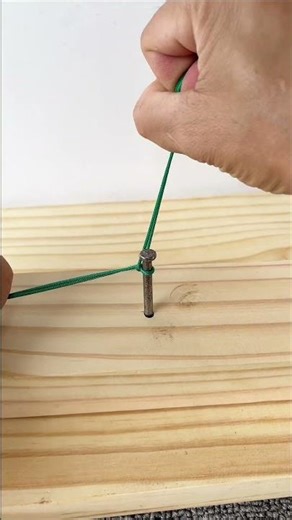 The idea of connecting two ropes using a nail. #diy