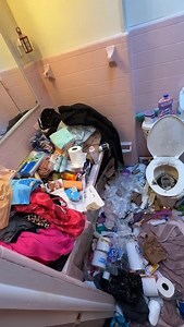 I wasn’t going to post any more of these throwback cleanings with @aurikatariina but you guys have been screaming at me for more so here is the full bathroom transformation for anyone who is new or missed it last year! 💗 #cleaningmotivation #transformation #helpingothers #cleanwithme | Not the Worst Cleaner