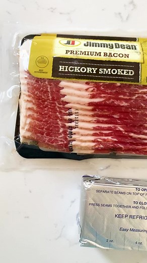 SUPERBOWL recipe time! Make these jalapeño popper biscuit pockets. A stuffed biscuit filled with Bacon, jalapeños, Cream Cheese and cheddar cheese. These jalapeño popper biscuit pockets are an easy appetizer for the game or a party. #superbowlsunday #footballfood #superbowlparty #jalapeno #jalapenopoppers #recipeoftheday #recipeshare #appetizers #superbowlsnacks #tailgateparty | Weekend Craft