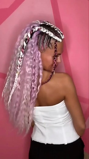 Curly Crochet, Micro Braids, Trenzas Twist y más de 10 técnicas de trenzado con kanekalon aprenderás en nuestro programa online. Perfecciona tu destreza y logra resultados profesionales en el arte del trenzado. ¡Domina las técnicas con kanekalon y destaca con creaciones únicas! . . . . . . . . . #trenzasconkanekalon #trenzasafricanas #trenzasypeinados #peinadosconkanekalon #academiadebellezaintegralonline . | Academia de Belleza Online