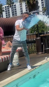 Bringing refreshments to the pool... | Martin Riese