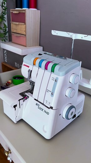 Petite info qui va te faire plaisir . J’ai ajouté dans la formation gratuite ‘les astuces couture’ 3 vidéos qui te montre comment enfiler les 4 fils de la surjeteuse 😜💪👉 https://capoucreation.podia.com/ #surjeteuse #tutocouture #formationcouture | Carine Capron
