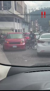 2.2M views · 45K reactions | Motociclista en la Capital,llegó buscando y le dieron hasta para llevar. | Canal 32 - Olanchito | Facebook