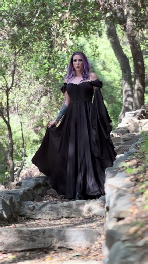 Watch me try not to die behind the scenes lol #modeling #photoshoot #model #goth #emo