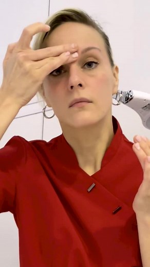 How to apply Total Eye Lift the Clarins way: 1️⃣Warm Total Eye Lift between your fingers for a few seconds before applying. 2️⃣Using 3 fingertips, press under the eyes, over the eyelids, and onto lashes—from inner corners of eyes to temples. 3️⃣Tap gently between eyebrows. | Clarins