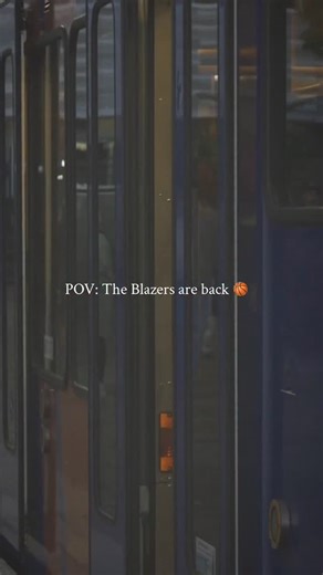 Ride bus and MAX to @trailblazers games all season long! Transit is the most convenient and affordable option 🙌 A two-way trip is only $5.60 for adults and $2.80 for youth riders. All MAX lines go to @moda_center! And bus lines 4, 8, 35, 40, 44 and 77 stop at Rose Quarter Transit Center 🙏🏽 | TriMet