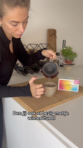 💪 Zorg voor je vitaliteit! Dankzij de formule met vitamine C, selenium en zink ondersteunt Quatral Q10 je natuurlijke afweer en draagt het bij aan een goede cel gezondheid. Bij de start van het nieuwe seizoen: neem meteen de juiste gewoontes aan 🌟 Q10-QUATRAL Draagt bij tot de normale werking van het immuunsysteem dankzij vitamine C, selenium en zink en draagt bij tot een normaal energiemetabolisme dankzij vitamine C. Voedingssupplement. Orifarm-BE-QUAT-2500012-11/2025 Een voedingssupplement m