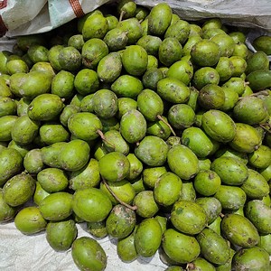 Poor Woman Selling Hog Plum Chaat Masala Only Rs.5 on Footpath - Indian Street Food | Food India