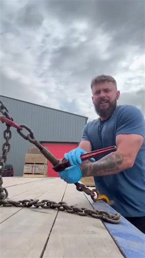 Moving machinery is the summer is a different job to winter 😂 #trucker #machine #bluecollar #lowloader #construction