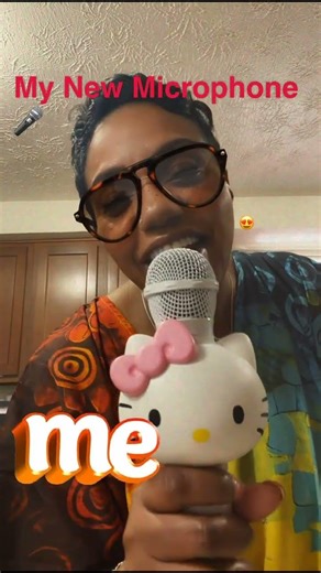 I am absolutely loving the aesthetic of this. Hello Kitty microphone