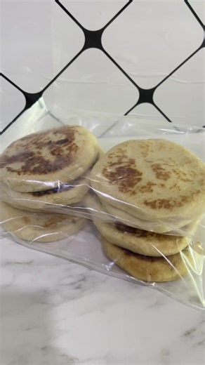 Macam2 mummy nak polah bila di rumah . Asal cukup bahan di dapur 🤭 Roti nan cheese siap ‼️ Homemade dengan penuh kasih sayang ❤️ Panaskan sekejap kakya simpan dalam plastik utk di sejuk bekukan. Mun rasa nak makan, panaskan balit. Sebab dalam ya ada cheese mozarela yg meleleh 😋