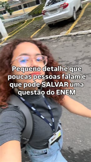 Lorena Leonarda | Medicina on Instagram: "📍 Um pequeno detalhe que quase ninguém comenta — e que pode mudar seu resultado: 👉🏽 ler a fonte da questão. Sim, aquele textinho minúsculo no final do enunciado pode ser o seu atalho pra acertar. E eu vou te provar por quê. 👇🏽 1️⃣ A fonte te dá o contexto. Se o texto veio de uma revista de atualidades, provavelmente o assunto é social, político ou ambiental. Mas se veio de um site literário ou ensaio filosófico, o foco muda — pode ser linguagem, cul