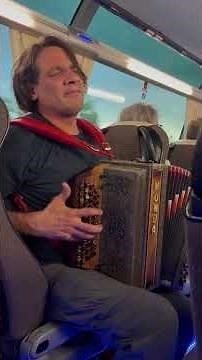 Glas Harmonike - Alex Meixner on a Munda Button Box (on a bus)