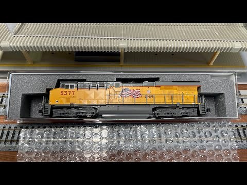 Train Layout Video #13 - Unboxing Kato GE ES44AC Union Pacific