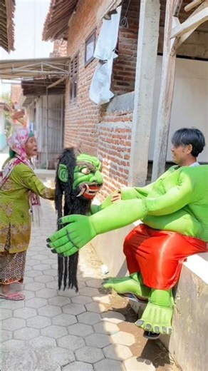 Mbok narsem beri topeng buto ijo
