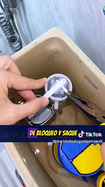 ¿Tu descarga no para de llenarse y gotea por el rebosadero? Tranquilo, ¡te enseño a solucionarlo en menos de 1 minuto sin gastar nada! ✅ Cierra la válvula ✅ Limpia la goma de sellado y el orificio con una aguja ✅ Gira la goma pequeña y vuelve a colocarla ✅ Vuelve a montar todo y abre la válvula ¡Listo! El agua se detiene antes del rebosadero y la boya funciona perfecto. ¿Te gustó el truco? Guarda este video, dale like y sígueme para más soluciones simples que realmente funcionan. #DescargaInodor