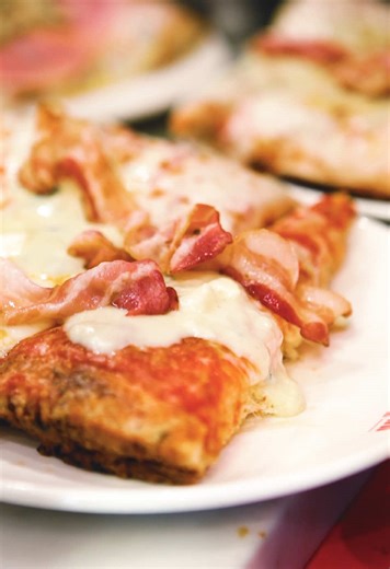 Spiegone di inizio anno: Come realizziamo i contenuti social di Spontini. Spoiler: zero trucchi. Partiamo da una cosa importante: non avvisiamo lo staff quando arriva il team social. Niente “ragazzi oggi facciamo le pizze belle eh”. Zero. Nada. Perché se la pizza è buona solo quando sa di essere fotografata, è un problema. Non seguiamo le regole classiche della comunicazione. Zero frecce, funnel e CTA, Spontini il target lo emoziona “solo” con la pizza (o lasagne e focacce farcitissime), Impasto