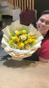 2.7M views · 19K reactions | I'm in love with this sunny yellow-beige standing bouquet!  Created using 6pcs of wrapping paper and accented with crumpled tissue paper for a unique touch ❤️殺﫰 #Standingbouquet #mixedflowers #bouquetofflowers #bouquet #freshflowers #florist #touchbyolga #SaudiFlorist #fypシ゚ #reelschallenge #followersreelsfypシ゚viralシfypシ゚viralシalシ #reelschallengereelschallenge #followerseveryonehighlights | Arjay Laquindanum | Facebook