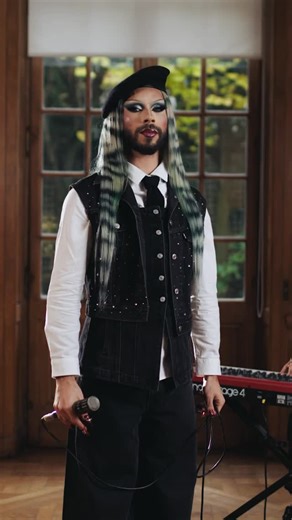 Drag queen, chanteuse et rappeuse, Piche s’est fait connaître grâce à l’émission Drag Race France et à son univers hybride mêlant rap, performance et identité queer. Piche bouscule les codes du rap et de la pop francophone et incarne une nouvelle génération d’artistes inclusifs et audacieux. Pour cette nouvelle Haus Session pour têtu· et Levis, elle nous interprète “Respire” tiré de la bande-originale du documentaire “L’Absent, dans le cœur de Piche” et “Les gens qui doutent”, reprise de la fabu