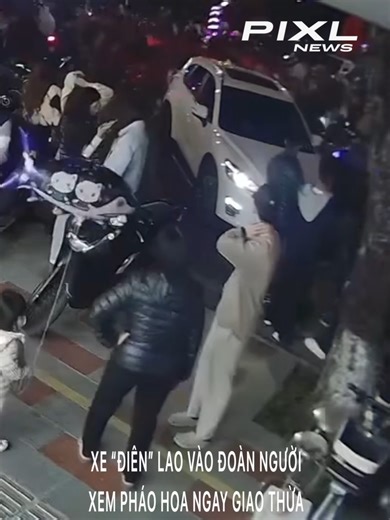 Xe “điên” lao vào đoàn người xem pháo hoa ngay giao thừa #pixlnews #haiphong