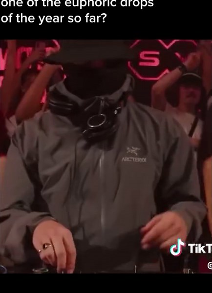 Euphoric Bass Drop: UK Garage Music Experience