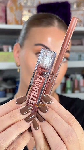 Katie Wakenshaw on Instagram: "Autumn lip combo 🐻🍂🤎 This has got to be one of my fave lip combos of all time! The @hudabeautyshop warm brown lip contour liner paired with the faux filler lipgloss in shade foxy is the most perfect shade for fall 🫶🏻 (code KATIESEPHORA gets you 20% off these at @sephorauk)? - #lipcombo #lipgloss #autumnmakeup #fallmakeup #makeupideas #makeuplooks #makeuptutorial"